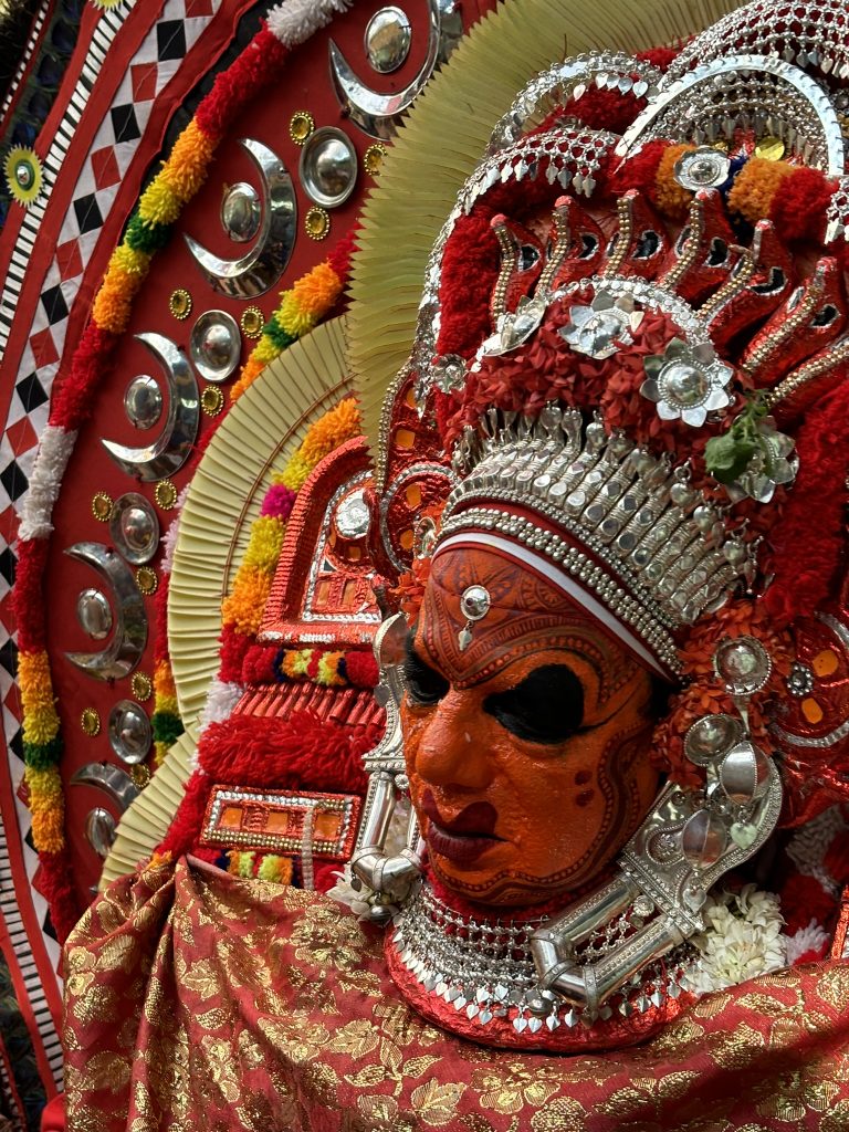 Pendant une cérémonie de Theyyam