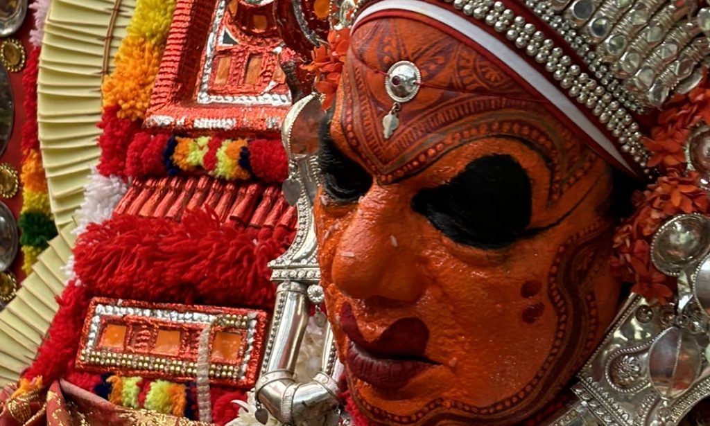 Pendant une cérémonie de Theyyam