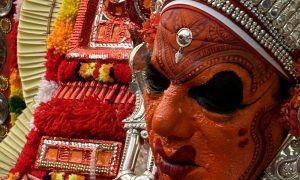 Pendant une cérémonie de Theyyam