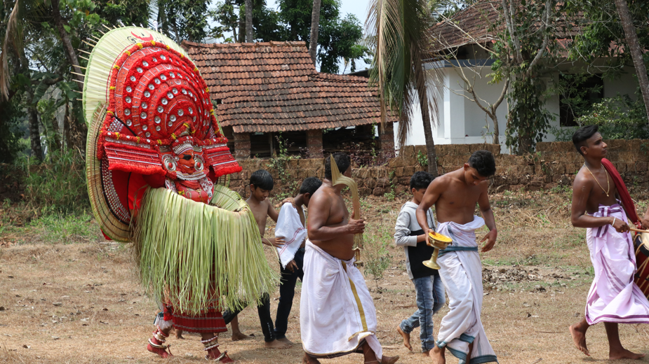 Un Theyyam accompagné