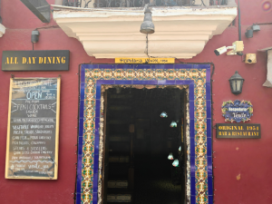 Belle façade de restaurant à Panjim, aux influences portugaises