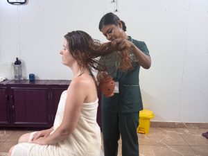 le massage commence par unla tête et les épaules Dhathri Ayuveda resort