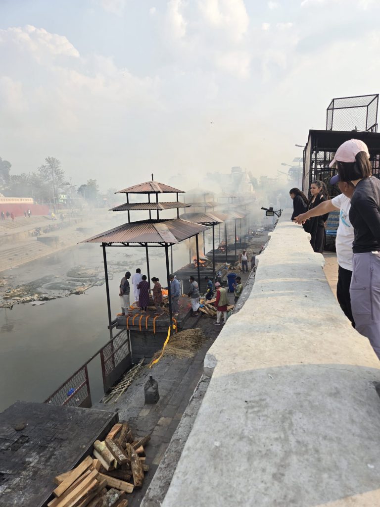 Un site de crémation à Katmandou : Pashupatinath