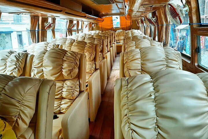 Le confort des bus touristiques du Népal